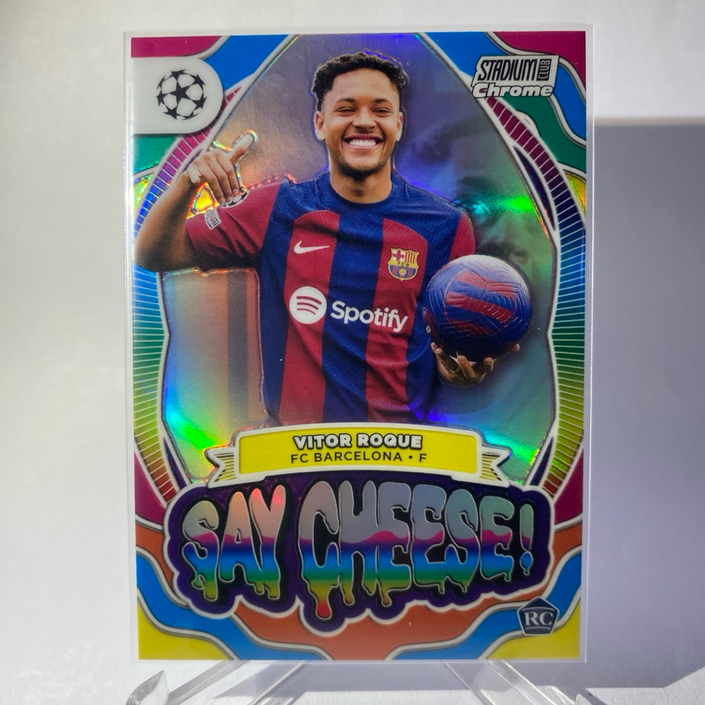 การ์ดนักฟุตบอล VICTOR ROQUE, RC , BARCELONA , TOPPS STADIUM CHROME ,  SAY CHEESE 2024