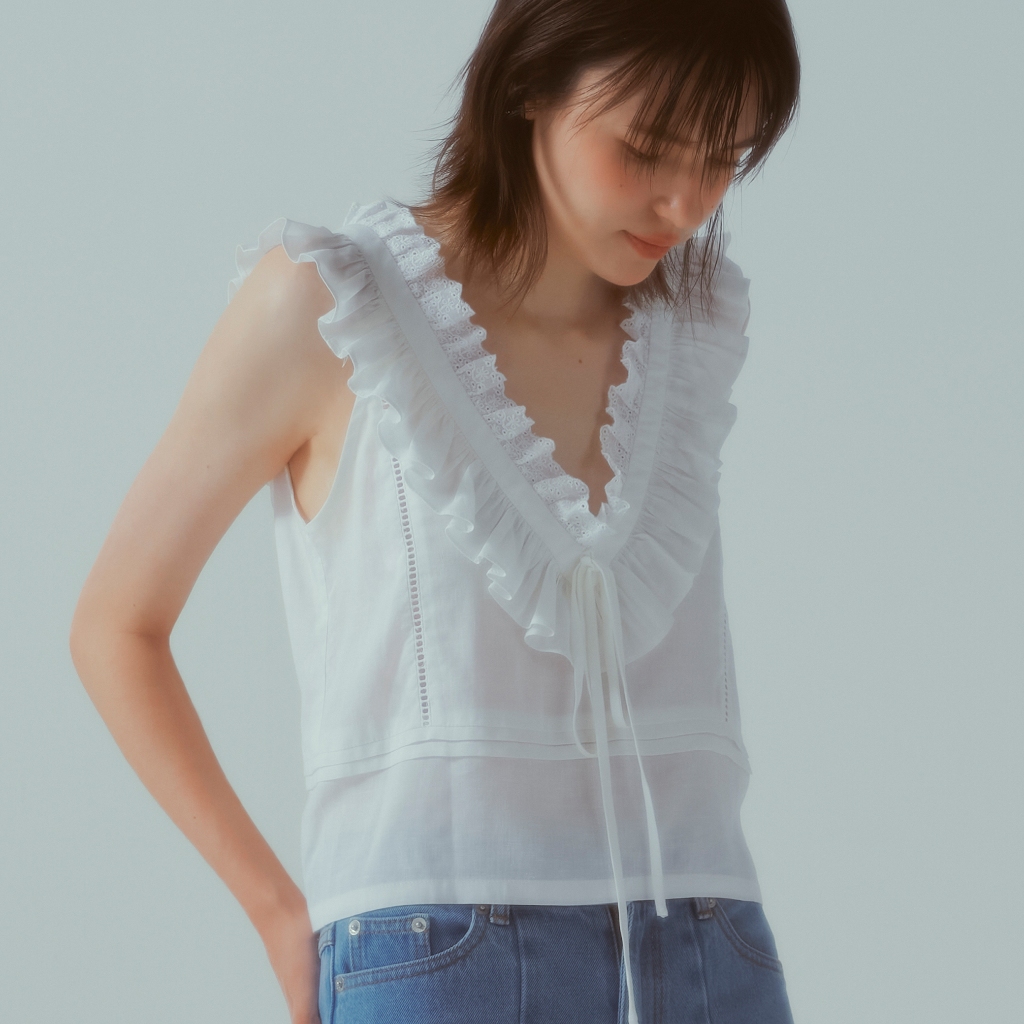 COWORKER - Ruffled Lace Top เสื้อคอวีระบายแขนกุดตกแต่งลูกไม้