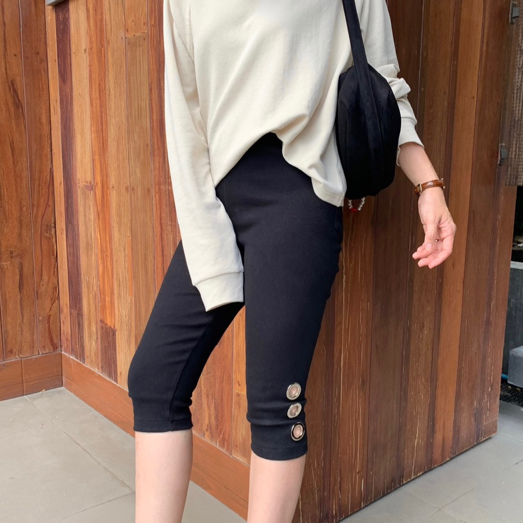 (พร้อมส่ง) กางเกง Eyelet Capri pants รุ่นเจาะห่วง (Littlebitbyjj)