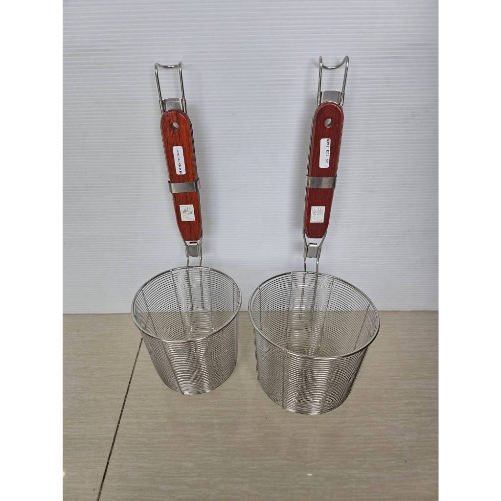 ตะกร้อลวกอาหาร มีด้ามจับเป็นไม้ 12cm./14cm. คุณภาพดี ทนความร้อน ไม่เป็นสนิม (สินค้าส่งจากไทย)