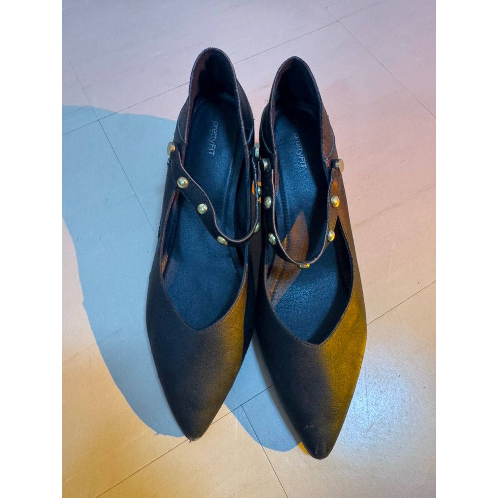 รองเท้าสีดำ หมุดทอง pretty fit size 39