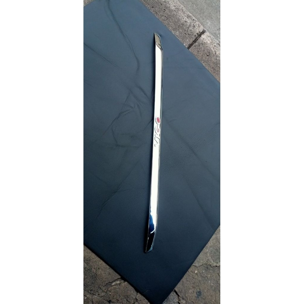 คิ้วกระจังหน้า Toyota Vigoปี2005-2007 สีโครเมี่ยม