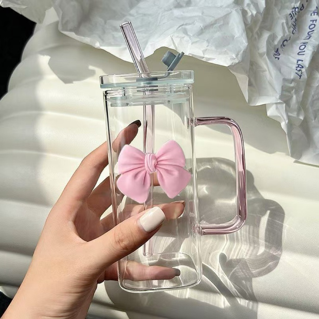 พร้อมส่งจากไทย แก้วทรงเหลี่ยมมีโบว์ 3 มิติพร้อมหลอดและฝาปิด 400ml. แก้วมัทฉะ แก้วแม่ตุ๊ก แก้วคาเฟ่ แก้วชาไทย แก้วมินิมอล