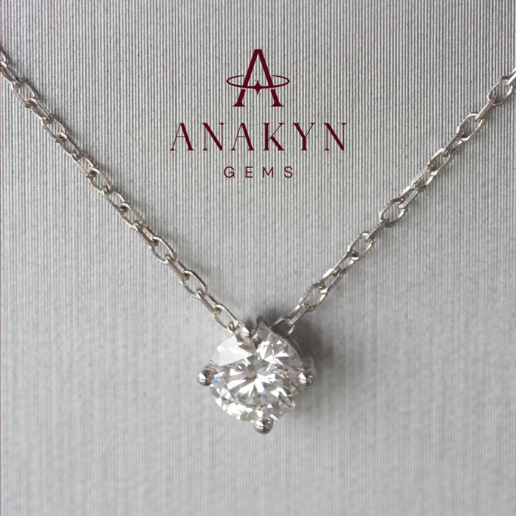 ANAKYN GEMS | สร้อยคอพร้อมจี้เพชร น้ำ100 Round Brilliant 0.59ct VV2 ตัวเรือนทองขาว 9K
