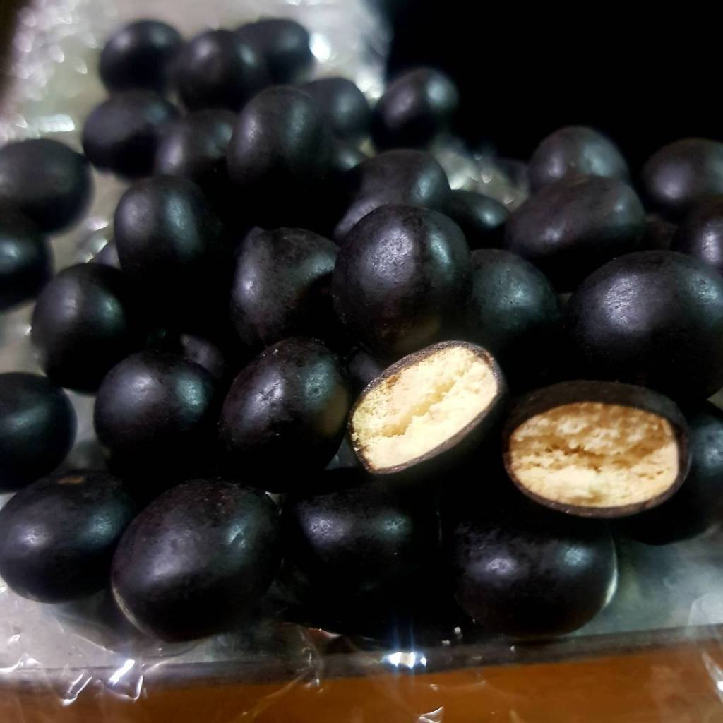 ขนมปังกรอบเคลือบช็อกโกแลต ช็อกบอล กรอบ อร่อย เข้ม เต็มเม็ดช็อก