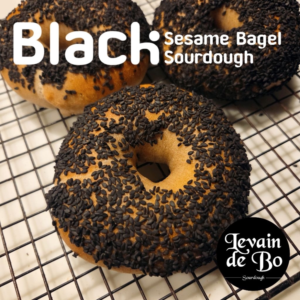 Black sesame sourdough bagels (ขนมปังเบเกิลหน้างาดำจากยีสต์ธรรมชาติผสมแป้งไรย์)