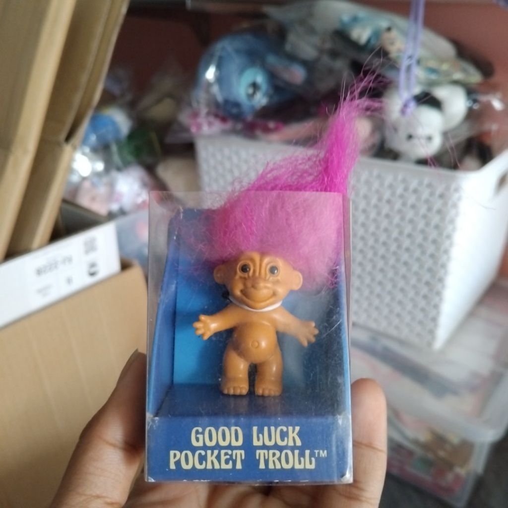 ตุ๊กตาโทรลล์ เป็นตุ๊กตาขนาดเล็กที่มีผมฟูสีสันสดใส และถูกเรียกว่า "Good Luck Troll" หรือ "Dam Troll"