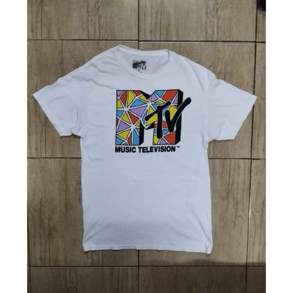 เสื้อยืดมือสอง ลาย M TV สี ขาว ไซส์ M สภาพดี รอบอก 38นิ้ว / ความยาว 28นิ้ว สินค้าจากกระสอบอเมริกา