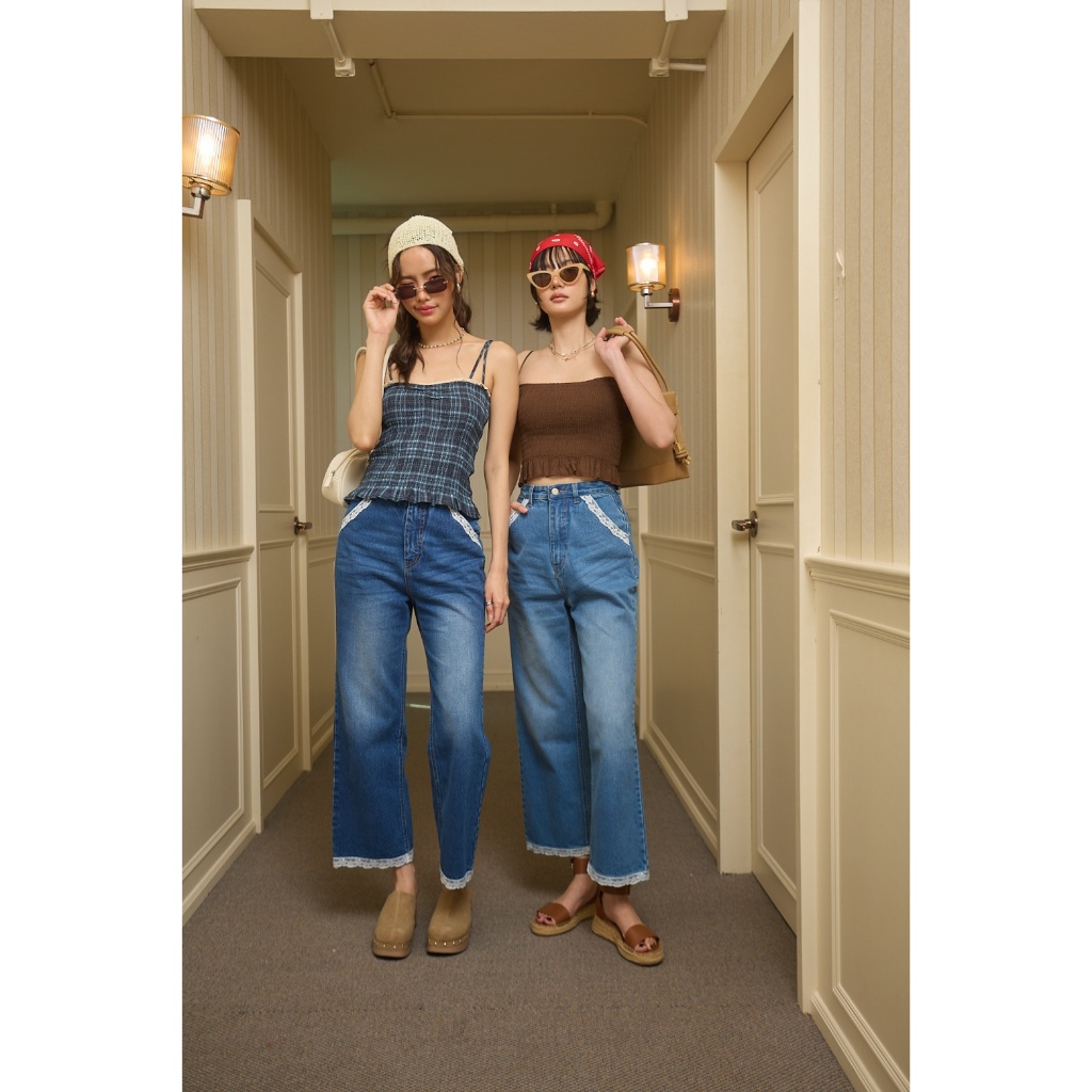 Sis story กางเกงยีนส์ ขายาว เอวสูง ขาบาน แต่งลูกไม้ ที่ปลายขา และปากกระเป๋า Sis 544 Rose lace jeans - Blue/Dark blue