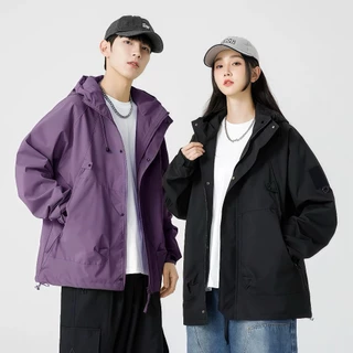 เสื้อแจ็คเก็ตผู้ชายอเมริกันย้อนยุคหลวมสบายๆกีฬากลางแจ้งกันลมและแจ็คเก็ตสไตล์เป็นกลางกันน้ํา เบา สบาย ระบายอากาศดี