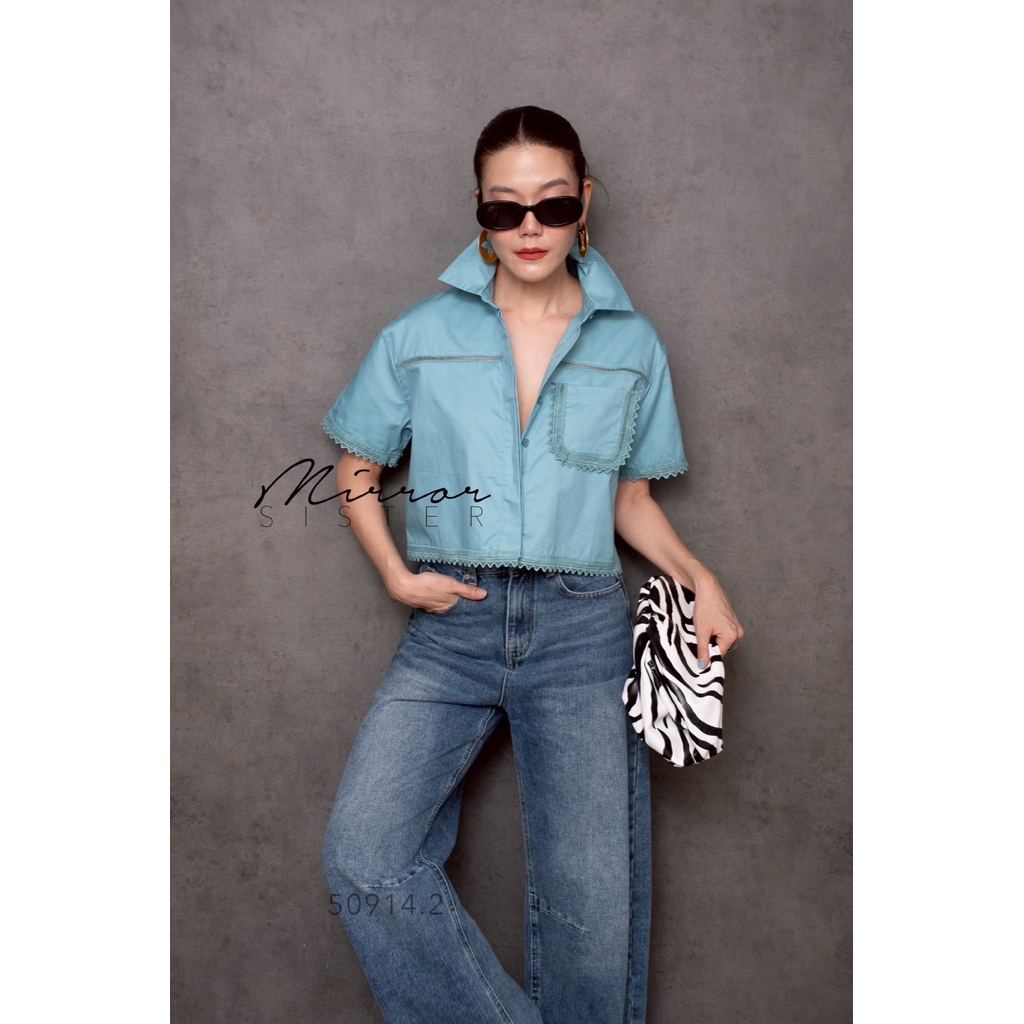 MirrorsisteR 50914.2 • เสื้อเชิ้ตครอปแขนสั้น ดีไซน์เก๋ด้วยการแต่งลูกไม้รอบชายเสื้อ - รูปที่ 2