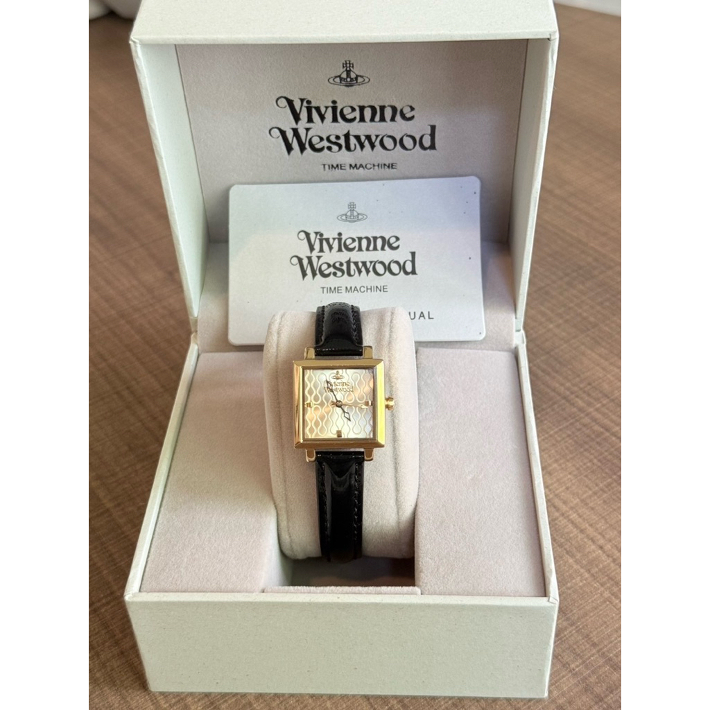 (มีโค้ดลด 10-20%)พร้อมส่ง💯Vivienne westwood สายหนังสวยติดแกลมมากก
