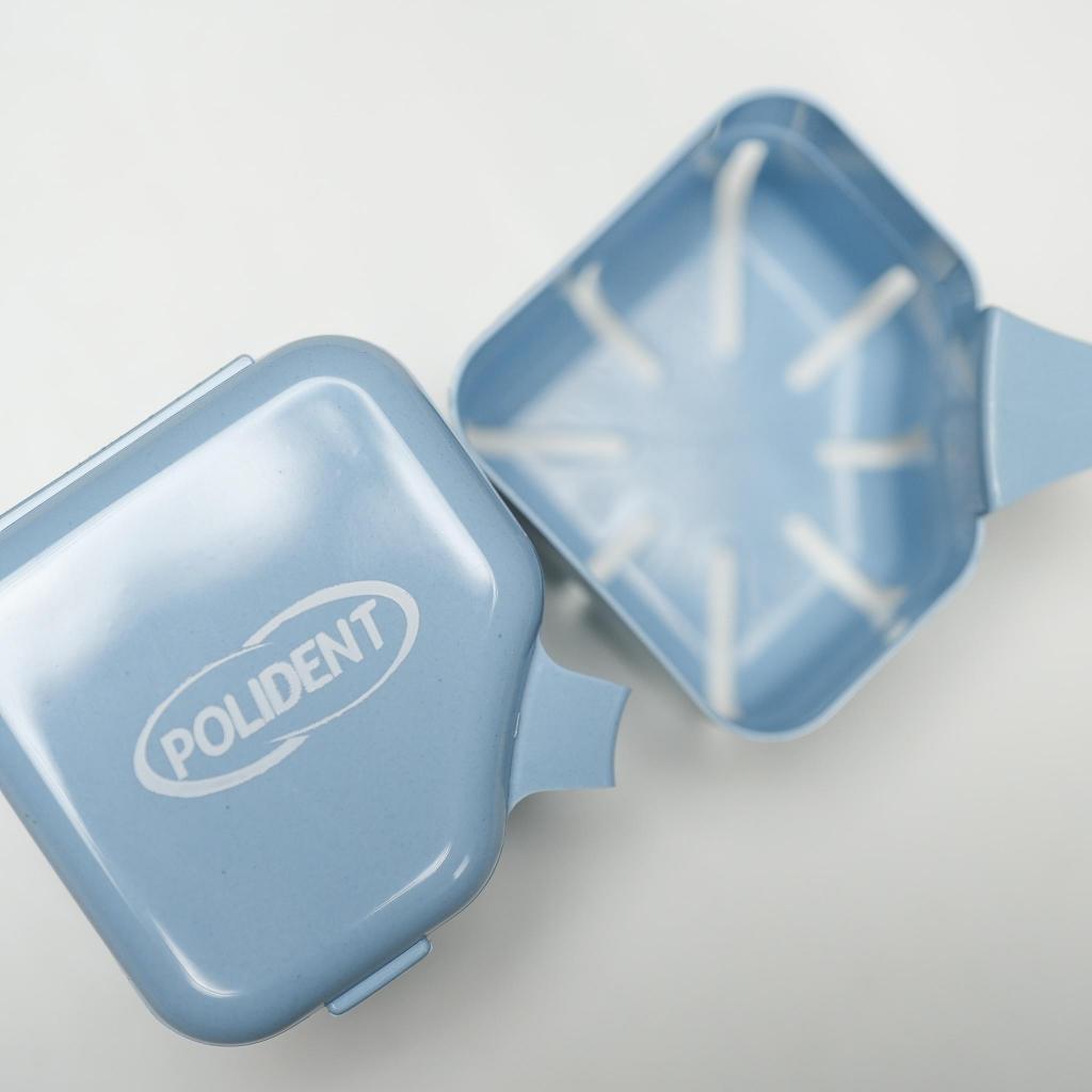 Polident กล่องแช่ฟันปลอม & รีเทนเนอร์ คละสี มีตะแกรงชั้นด้านใน
