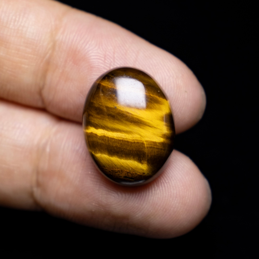 พลอยตาเสือหรือคตไม้สัก (Tiger's Eye) หนัก 17.68 กะรัต ลายสวย เนื้อสะอาด มีใบรับประกันจากทาง BGL.