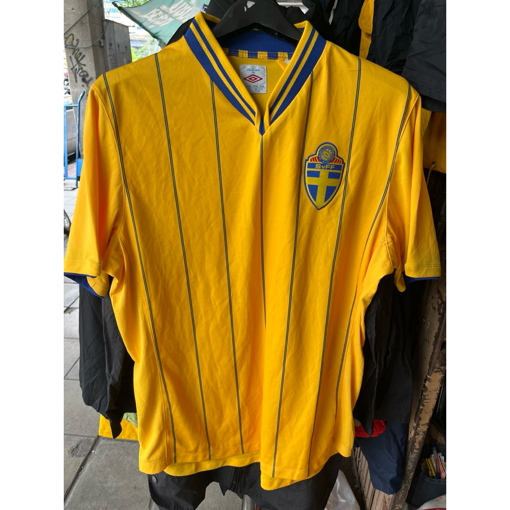 แท้💯% พร้อมส่ง💕ตำหนิ(01)เสื้อเปล่าทีมชาติ สวีเดน EURO SWEDEN  2012 FOOTBALL Size L หน้าอก 48นิ้ว