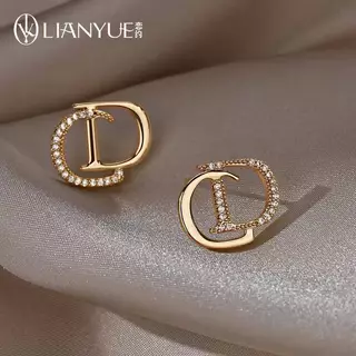 ต่างหูเเฟชั่นเเบบใหม่สไตส์ตัว D มีให้เลือก 2 สีเงินเเละสีทองฝังเพชรด้านใน ใช้งานเเบบเสียบหู