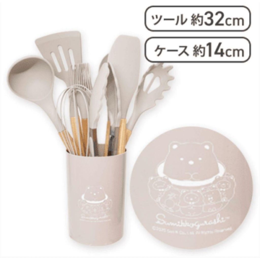 ชุดอุปกรณ์ครัว "Ouchi de Kuma Cafe" ของ Sumikko Gurashi เป็นชุดอุปกรณ์สำหรับทำอาหาร