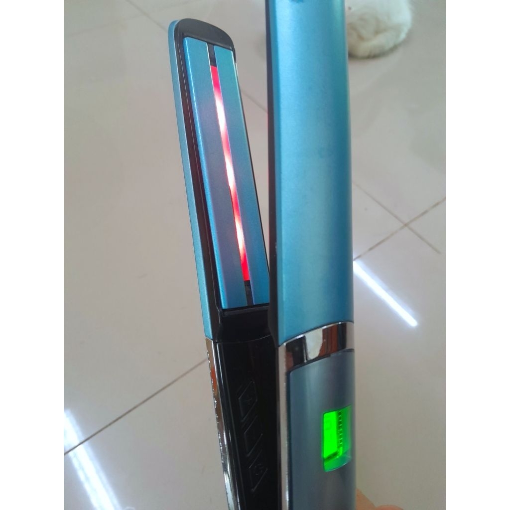 หนีบผมLesasha Ls1094รุ่นนี้ดีถนอมเส้นผม ใช้งานได้ปกติมีรอยขีดนิดๆไม่มีผลต่อการใช้งาน