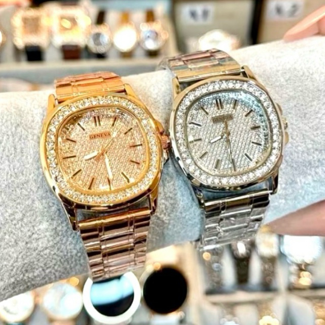นาฬิกาข้อมือผู้หญิง Geneva เเบรนด์เเท้หน้าปาเต๊ะสเเตนเลสมีหลายเเบบให้เลือกสเเตนเลสหนาอยางดี