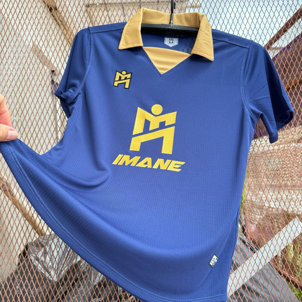IMANE เสื้อกีฬาคอสีปก พร้อมโลโก้ M (IMANE )กลางตัว IMA1 002