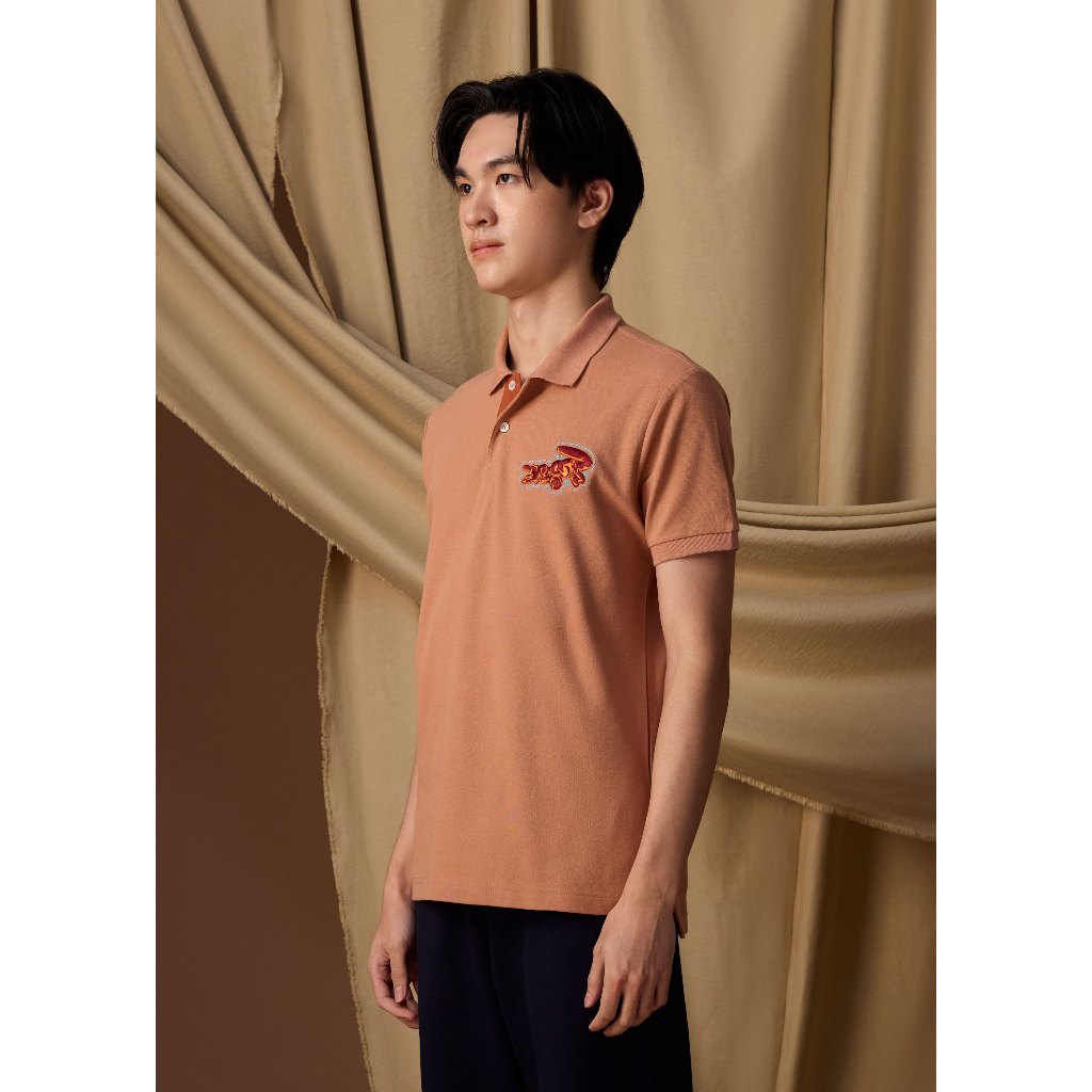 CROCODILE MOCHA MOUSSE BROWN CUSTOM FIT POLO SHIRT WITH EMBROIDERY เสื้อโปโลทรงคัสตอมฟิตสีนำ้ตาลมอคค