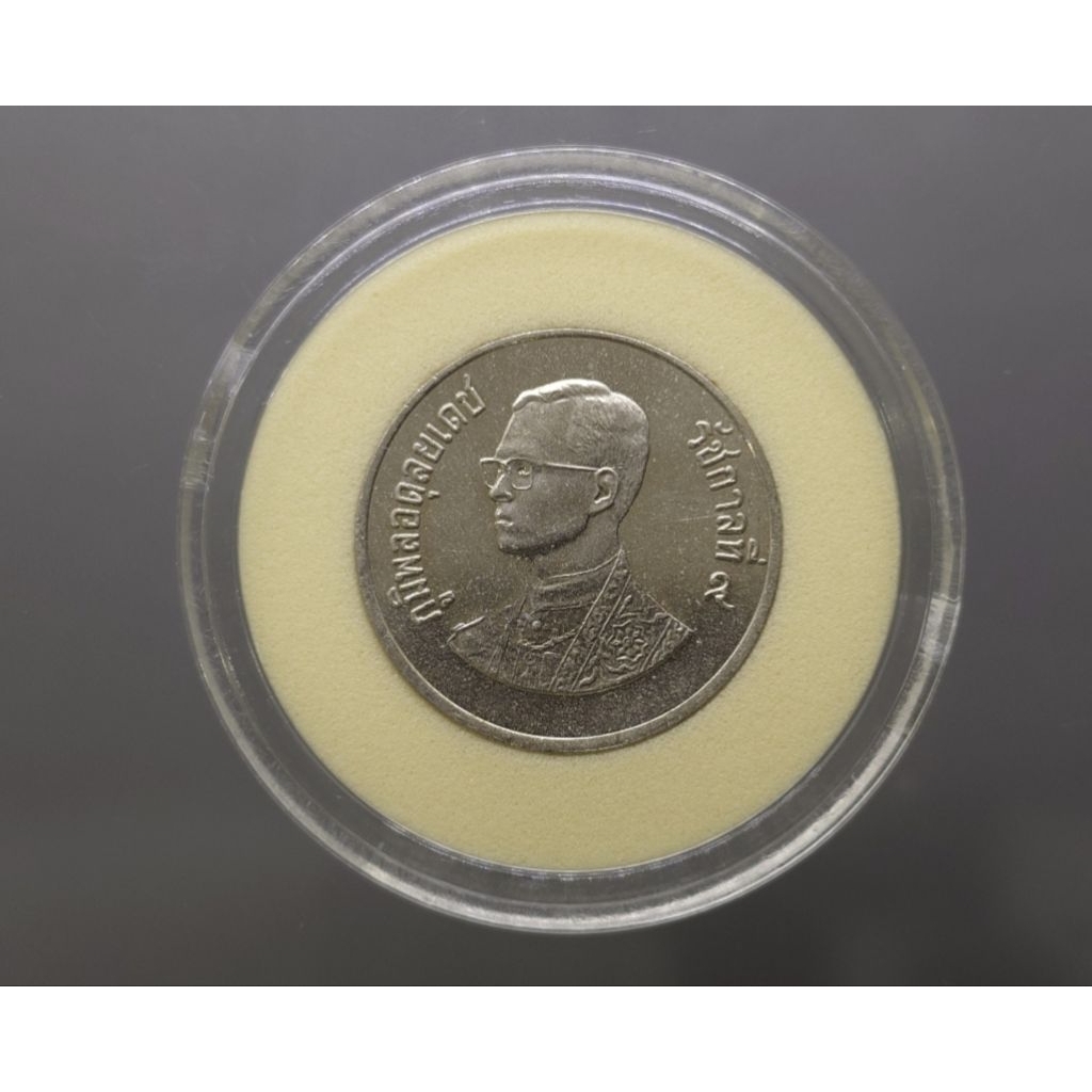 เหรียญหมุนเวียน1 บาท ร9 รัชกาลที่9  ปี พศ. 2525 หลัง วัดพระแก้ว บล็อกพระเศียรเล็ก ไม่ผ่านใช้ ตัวติดล