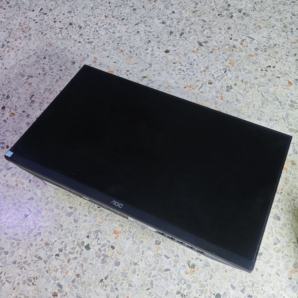 จอคอมพิวเตอร์  AOC 22 นิ้วLED อุปกรณ์ครบพร้อมขาตั้งสินค้ามือสองสภาพดีมีร่องรอยเล็กน้อยดูรายละเอียดก่