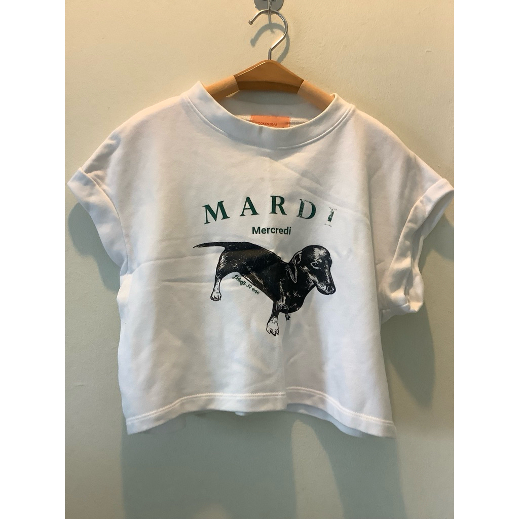NO.009  เสื้อยืดคอกลม MARDI MERCREDI มือสอง เนื้อผ้ายืด สีขาว ลายสกรีนสุนัข ขนาด ช่วงไหล่กว้าง 19 นิ