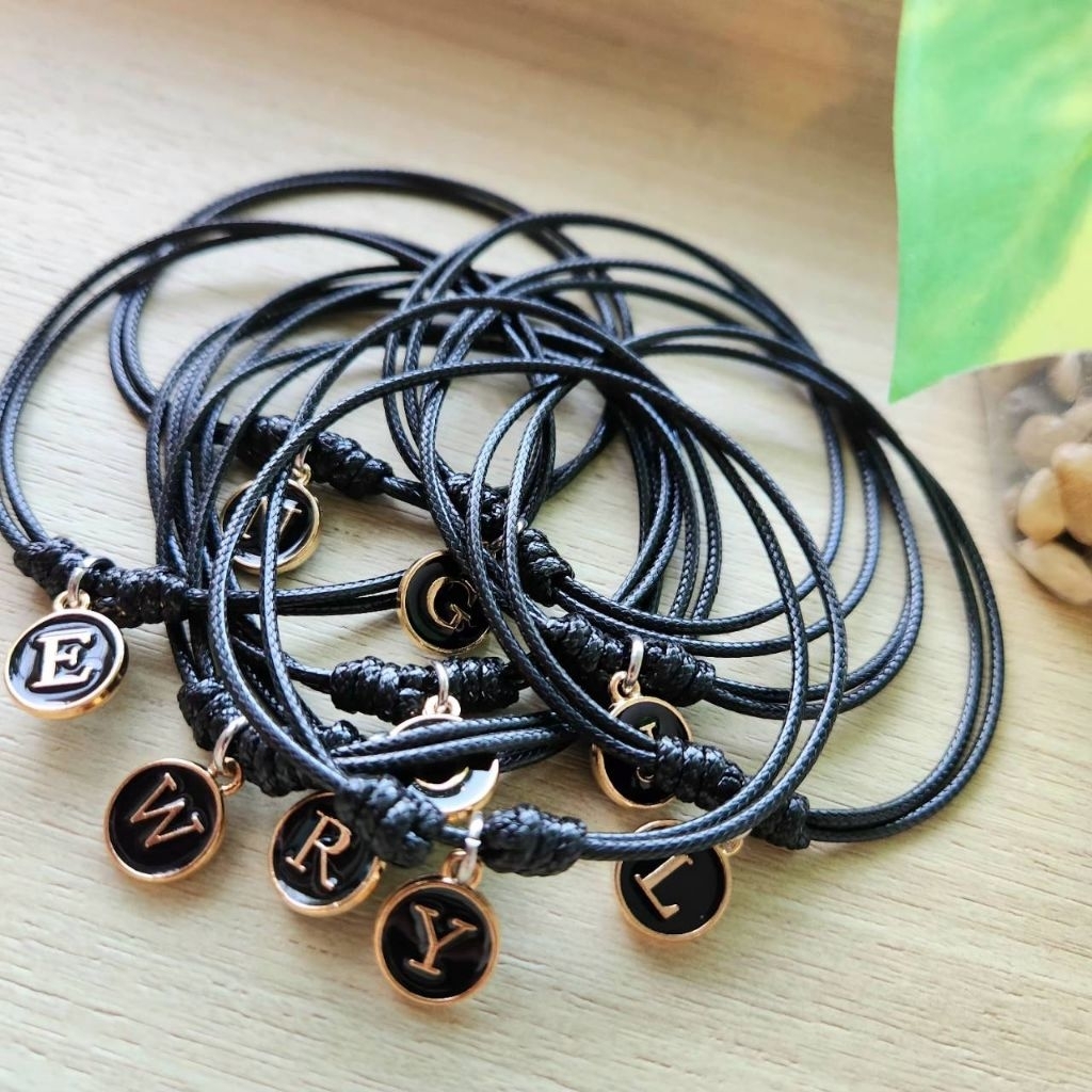 สร้อยข้อมือตัวอักษร เชือกคอตตอนเคลือบเงาสีดำ ตัวอักษรสีดำ (ราคาต่อเส้น)