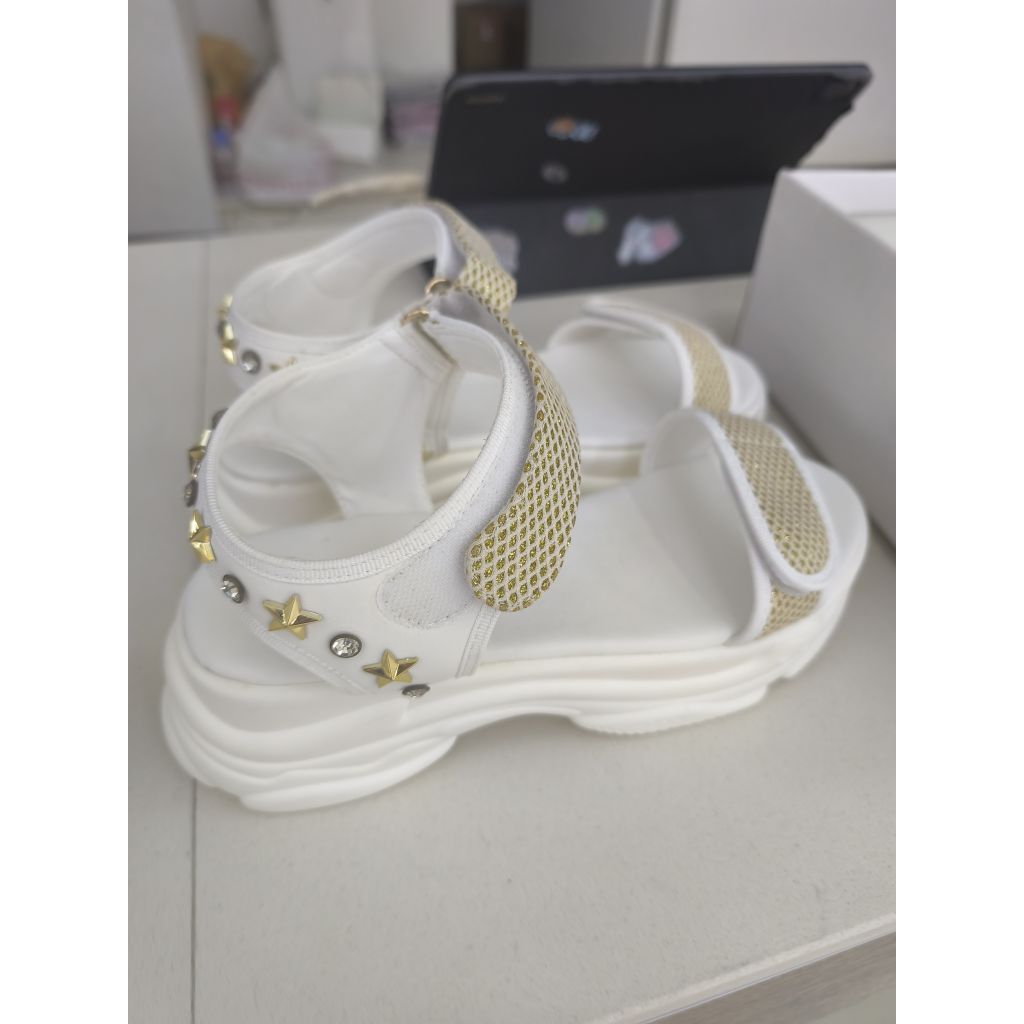 รองเท้าจากแบรนด์ jerry bunny size 40 ใหม่ค่ะอุปกรณ์ครบ