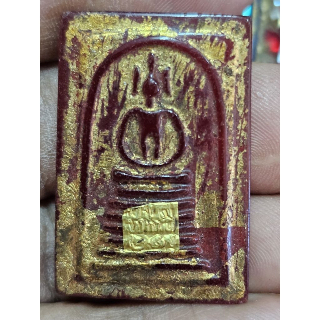 พระสมเด็จเนื้อหยกแดงแท้ เป็นเกศไชโยฐาน 7 ชั้นด้านหน้าปิดแผ่นทองคำแท้เขียนว่าขั้วโต ปี 2411 ออกวัดพระ