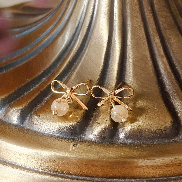 Vachana - Bow Single Gold Rutilated Quartz Earrings (ต่างหูโบว์หินไหมทองแท้)