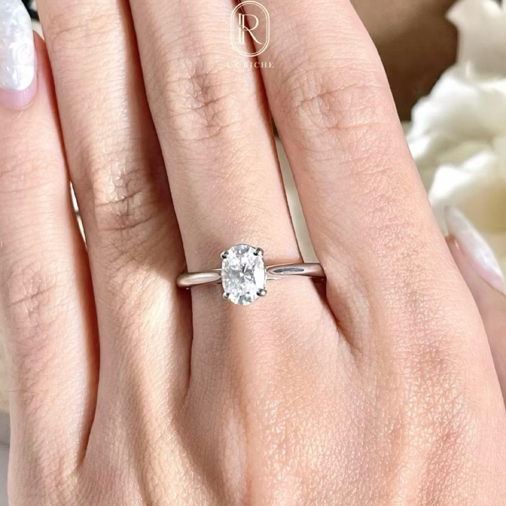 Stella Ring (Oval 1ct) แหวนอัญมณีคุณภาพสูงเทียบเท่าเพชรแท้ Moissanite Top Grade ตัวเรือนเงินแท้ พร้อมใบ Warranty card