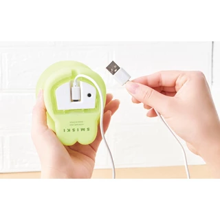 SMISKI Touch Light เป็นโคมไฟตั้งโต๊ะรูปตัวละคร Smiski ที่มาพร้อมกับแมวตัวเล็ก ๆ อยู่บนหัว **OM-13