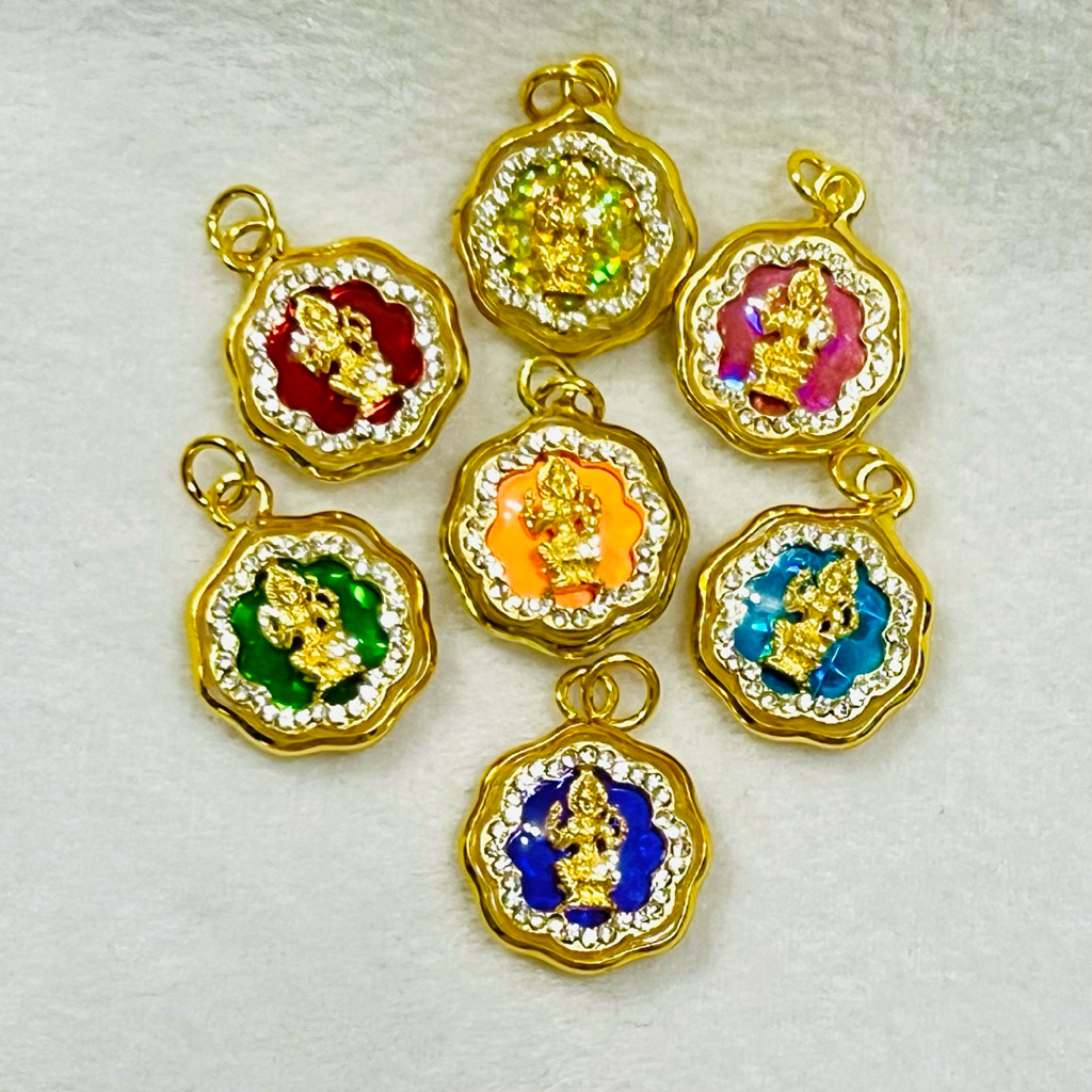 พระแม่ลักษมี แม่ลักษมี เลี่ยมกรอบสีทอง มี 7 สีประจำวันเกิด แต่พลอยใสรอบองค์