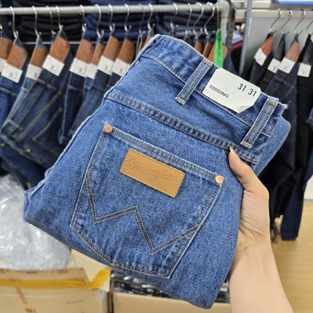 กางเกงยีนส์ Wrangler ผู้ชาย ทรงREDDINGกระบอกใหญ่ สียีนส์อ่อน ผ้าไม่ยืด รุ่น[MREDF51]