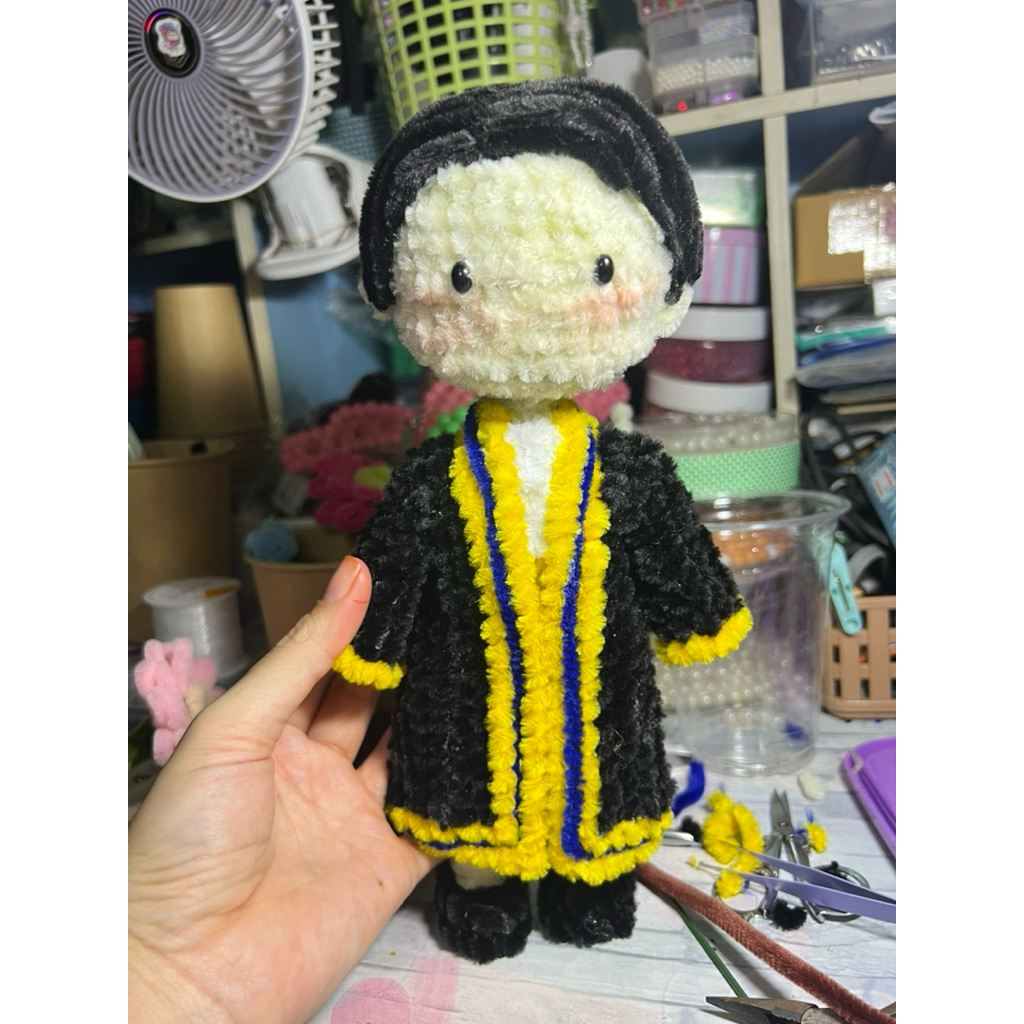 ตุ๊กกาชุดครุยทำจากลวดกำมะหยี่ ของขวัญรับปริญญา ขนาด 28cm (สั่งล่วงหน้านะคะ)