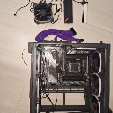 ชิ่นส่วนคอมมือสอง Lian li o11 mini , b650 gaming ax gigabyte , montech ax120 fan ,coolmoon controler