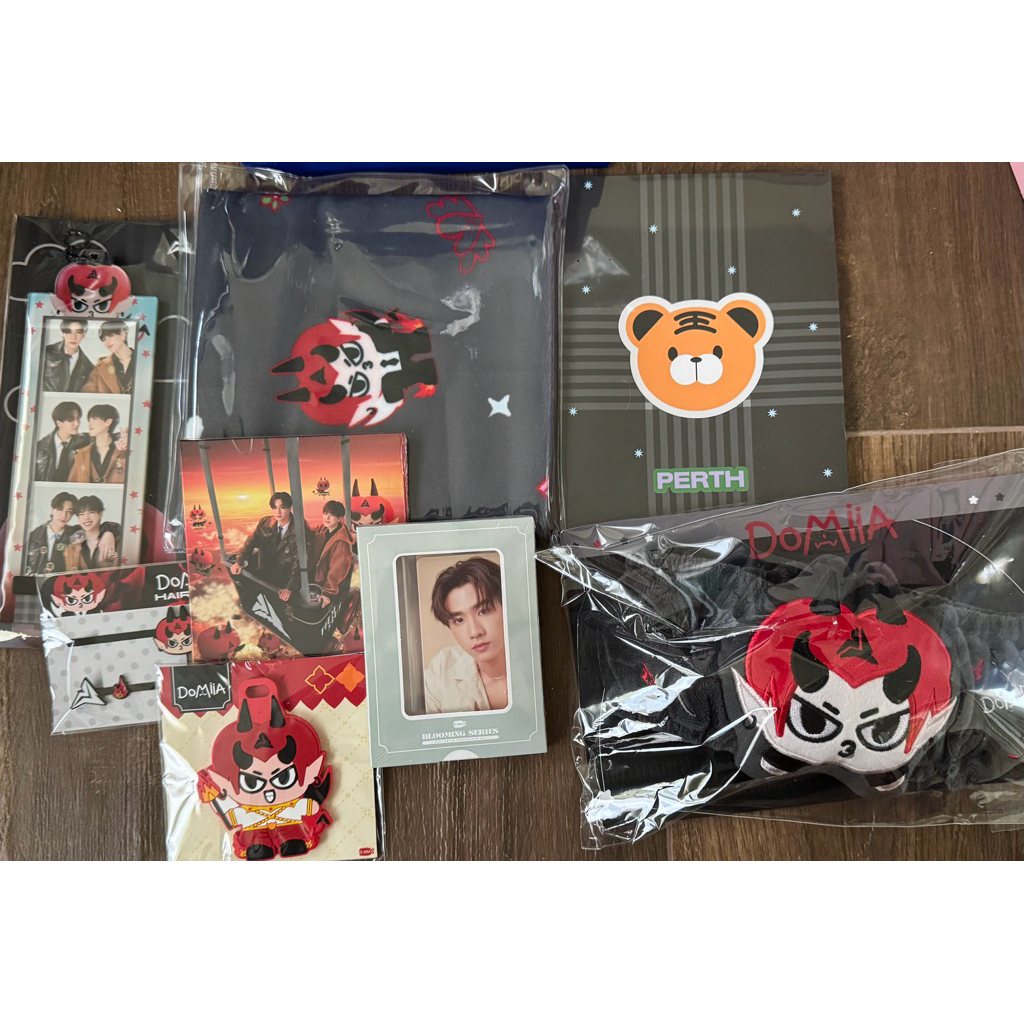 พร้อมส่ง สินค้า PERTHSANTA GMMTV DOMIIA