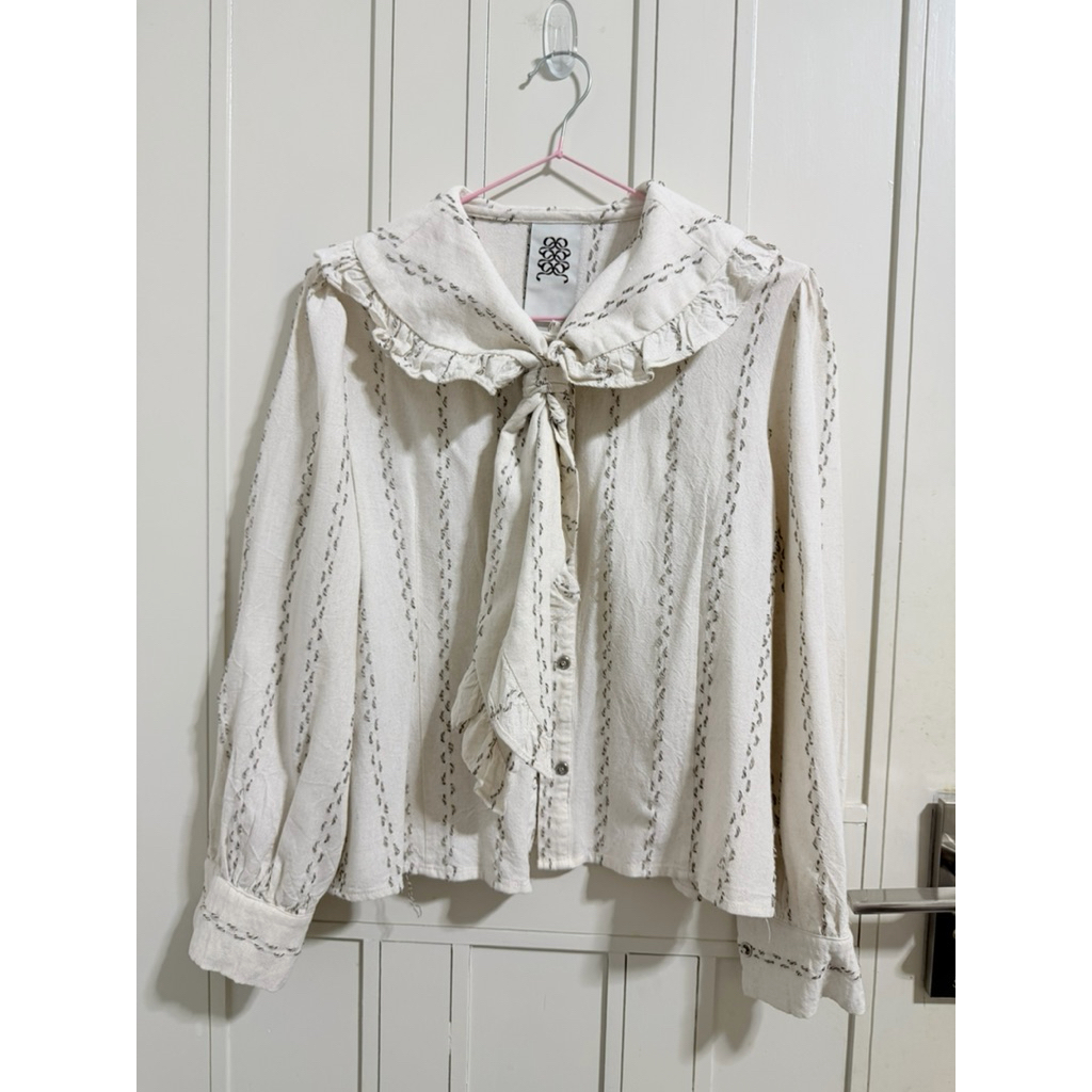 etoile bnk brand เสื้อสีครีมทรงกะลาสี น่ารัก used once