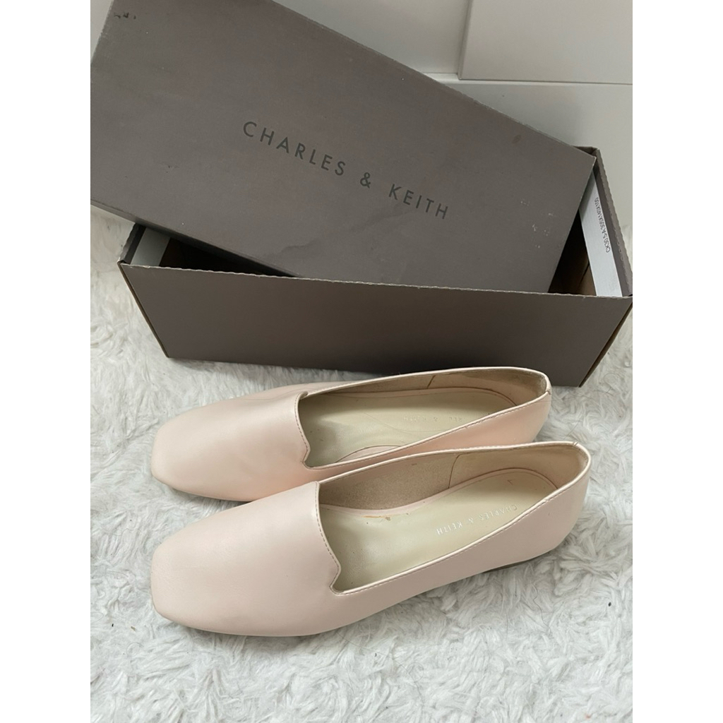 รองเท้าคัชชูสีขาวอมชมพูอ่อน Charles&Keith size 36 แท้ 💯% มือสอง