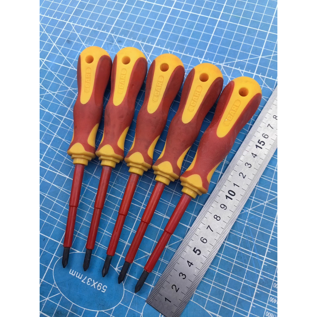 ไขควงปากแฉกหุ้มฉนวน CARL (คาร์ล) ไต้หวัน ตำหนิ (สินค้ามีตำหนิ):  ภายนอกมี รอยเปื้อนและรอยขีดข่วนเล็กน้อย ราคาต่ออัน