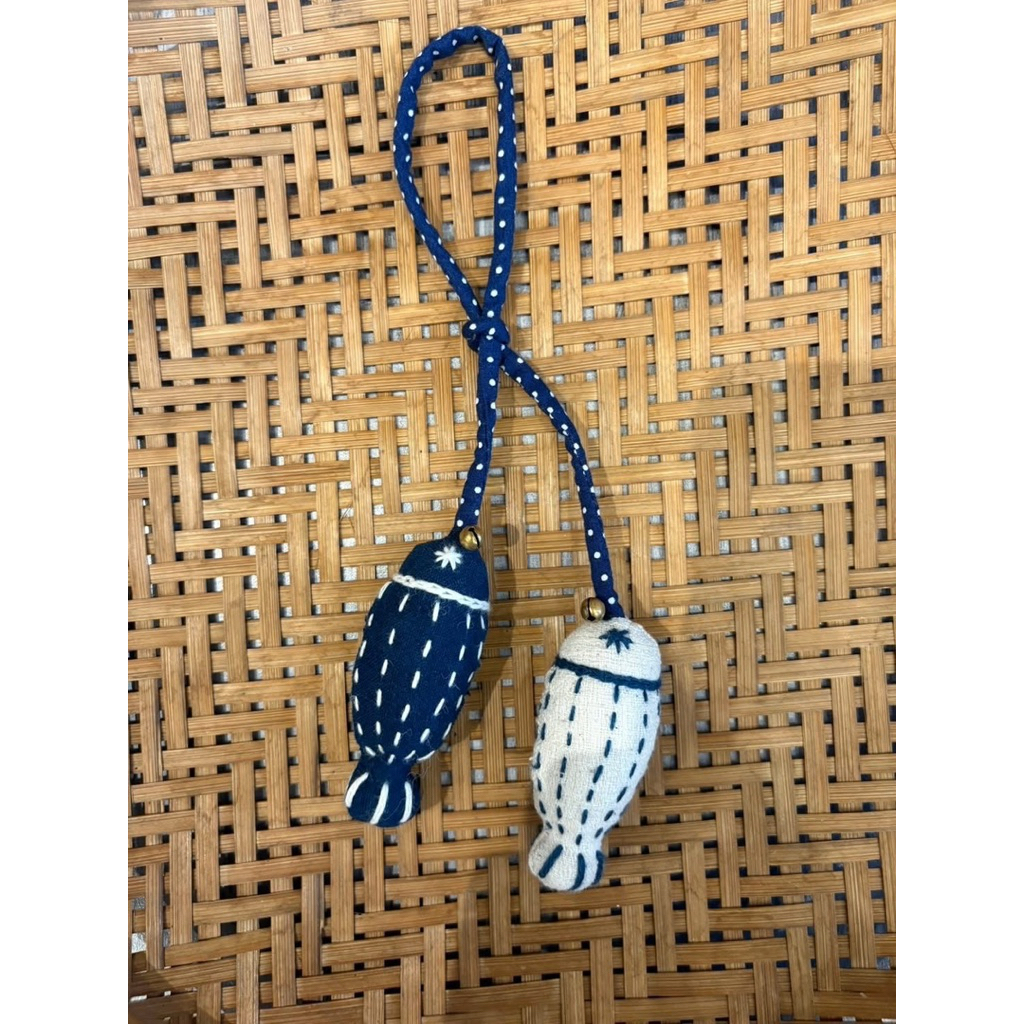 พวงกุญแจปลาทูโทน2ตัวปักมือ ติดกระดิ่ง ปัก2ด้าน