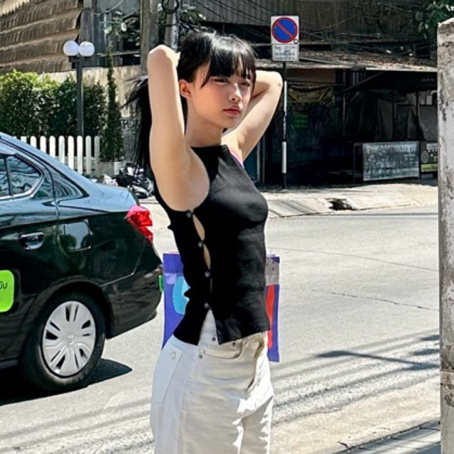 Quera Tank เสื้อกล้ามผู้หญิง ทรงเข้ารูป กระดุมผ้าข้าง ดีไซน์มินิมอล ใส่เที่ยว/ทำงาน | Liz Room