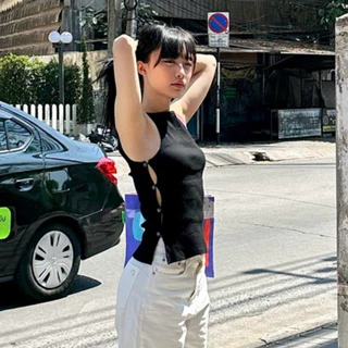 Quera Tank เสื้อกล้ามผู้หญิง ทรงเข้ารูป กระดุมผ้าข้าง ดีไซน์มินิมอล ใส่เที่ยว/ทำงาน | Liz Room