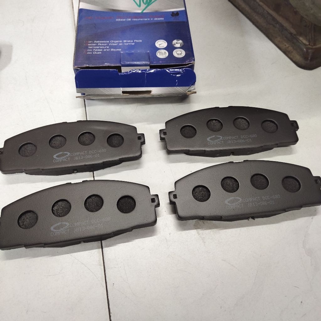 แผ่นรองผ้าดิสเบรคหน้า, กิ้ฟล็อคผ้าเบรคหน้า, ผ้าเบรคหน้า DCC-680 ยี่ห้อ Compact สําหรับรถตู้ Toyota commuter