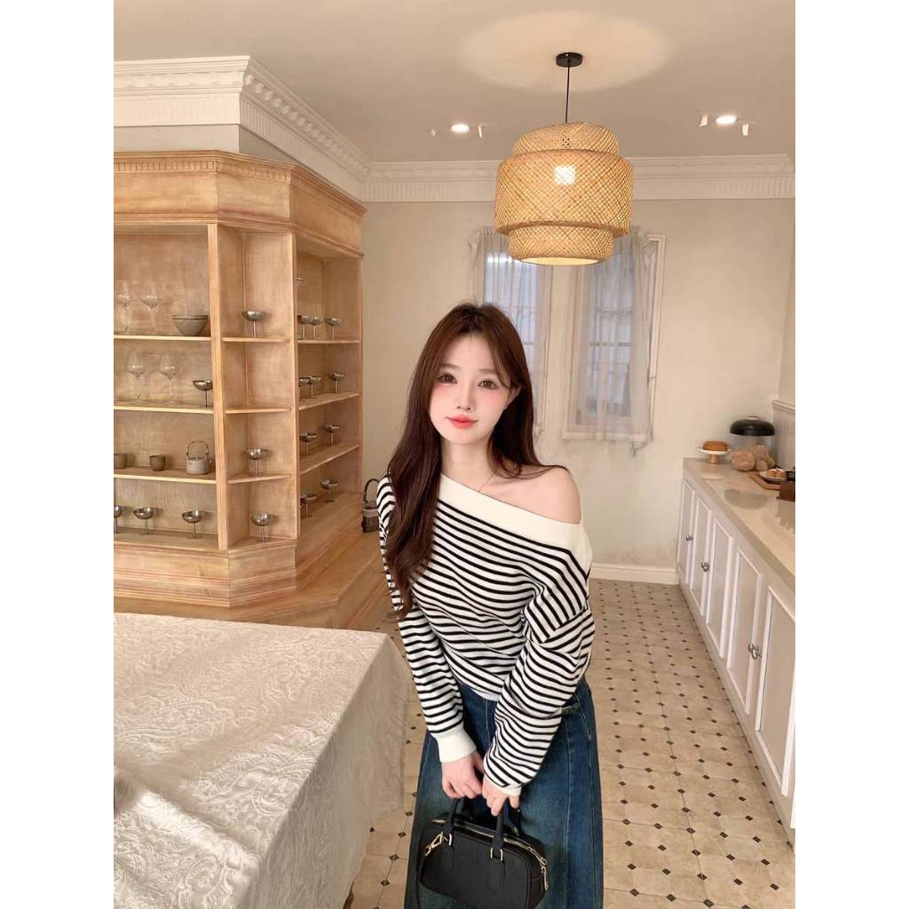 เสื้อไหมพรมปาดไหล่  ทรงไหล่ตก ทอลายริ้ว   ทรงสวย ผ้านุ่ม ยืดเยอะ  แมทช์กับอะไรก็เก็ จัดเลย🎉🎉