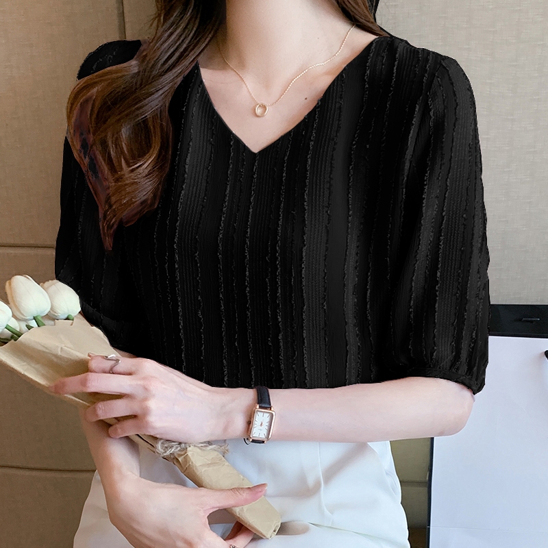 QKshop เสื้อคอวีรุ่นใหม่ ที่มีน้ำหนักเบา และแขนสั้นมีความอ่อนโยนต่อการสวมใส่ด้านในรู้สึกเต็มไปด้วยความรู้สึก