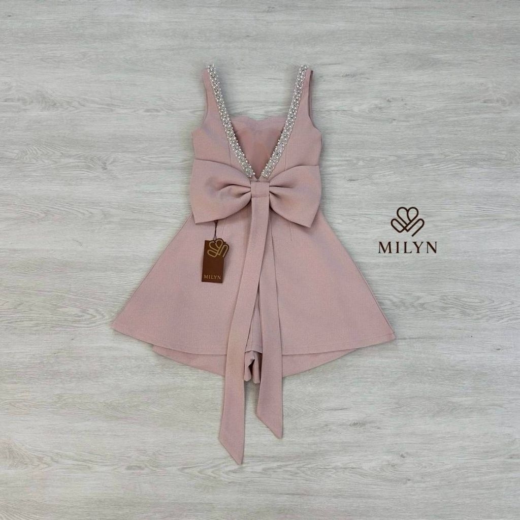 Milyn มินิเดรสตัวเดรสแขนกุดแต่งอะไหล่เพชรขอบชุดช่วงอกเชื่อมไปด้านหลัง และมีอะไหล่โบว์ใหญ่ - รูปที่ 4