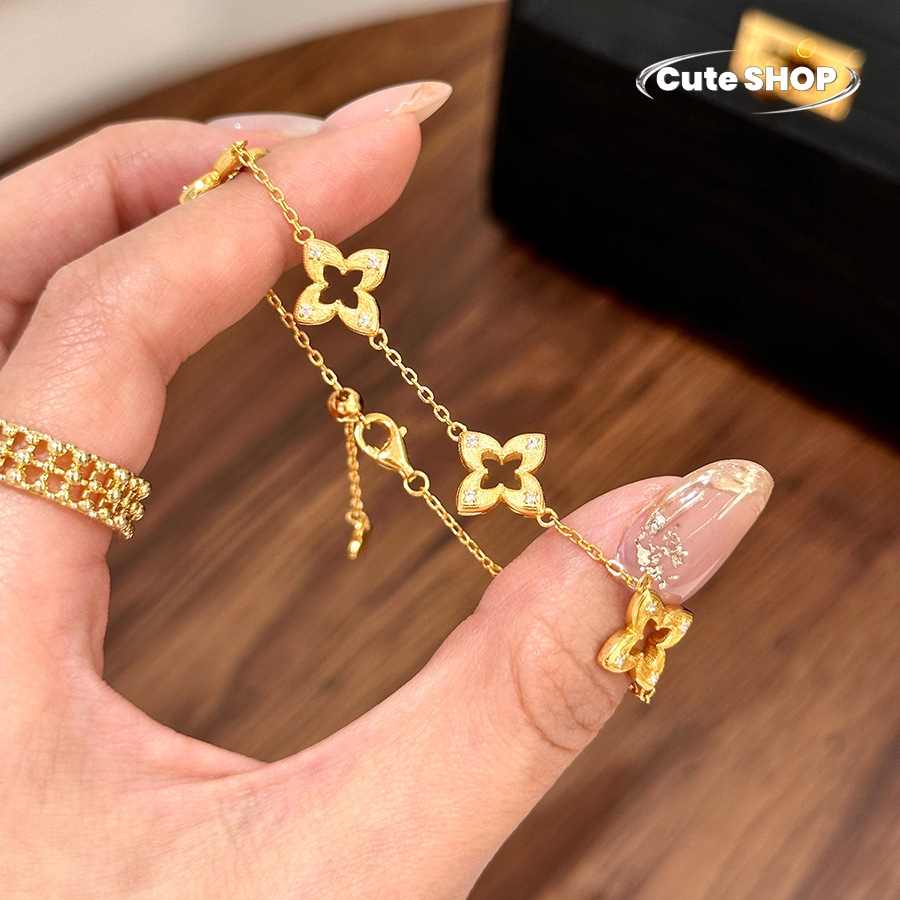 สร้อยข้อมือ โคลเวอร์สี่แฉก สีทอง ผิวขัดเงาสไตล์วินเทจ แฟชั่น  ปรับความยาวได้  ส่งไวจากไทย